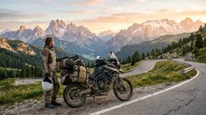 Moto adventure leggera con bagagli morbidi su strada panoramica europea