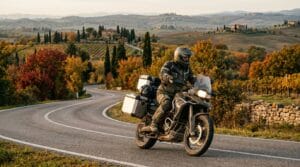 Viaggiare in moto in autunno 2026 su una strada panoramica italiana tra i colori autunnali
